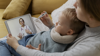 Persona recibiendo atención médica virtual